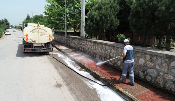 Başiskele’de köşe bucak temizliğe devam 