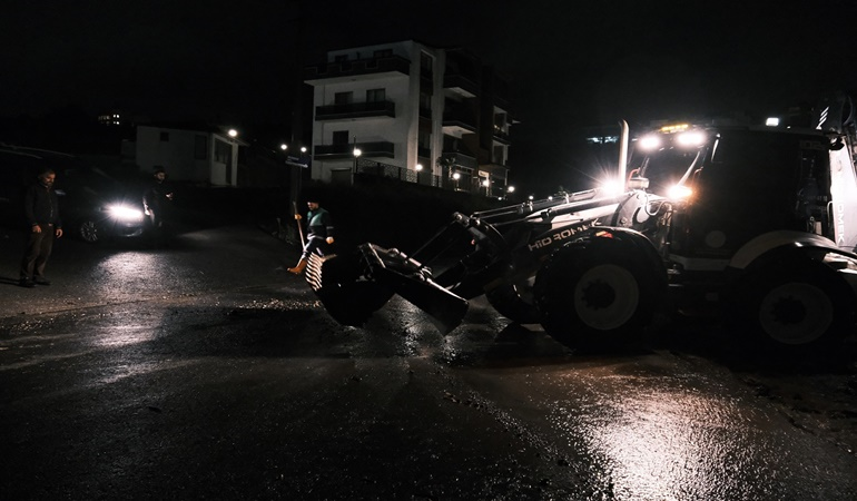 Başiskele’de sel mesaisi