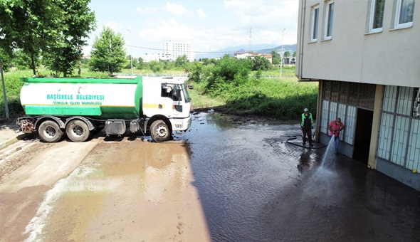 Başiskele’de su taşkınları sonrası temizlik