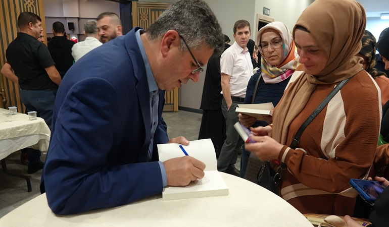 Başiskele’de Yazar Alişan Kapaklıkaya’ya yoğun ilgi