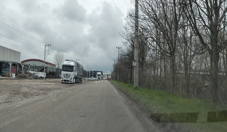 Başiskele’de yolcular durakta değil çimde bekliyor!