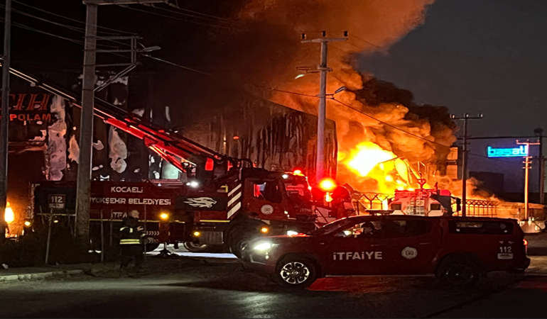 Başiskele'deki lojistik deposu alev aldı