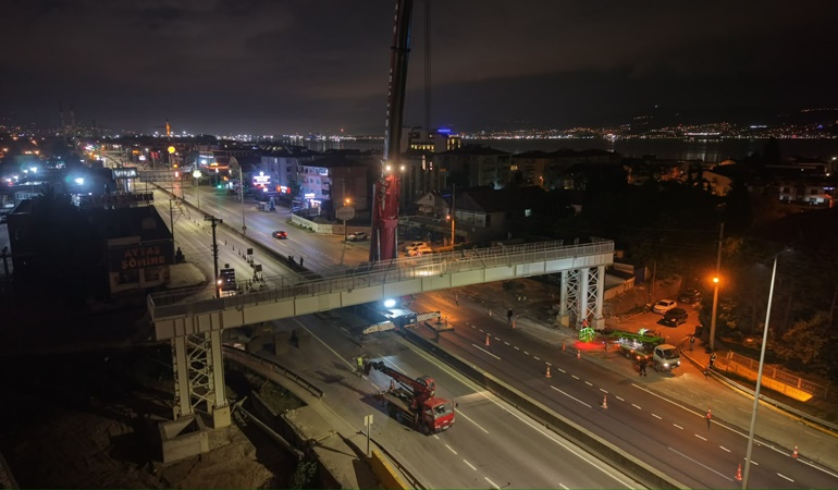 Başiskele Kavşağı’nda 80 tonluk tabliye tek hamlede yerine konuldu