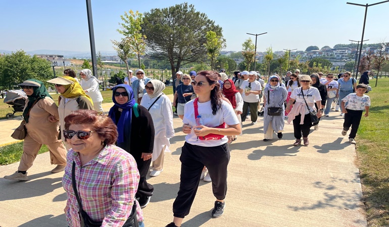 Başiskele Millet Bahçesi’nde sağlıklı yaşam için yürüdüler