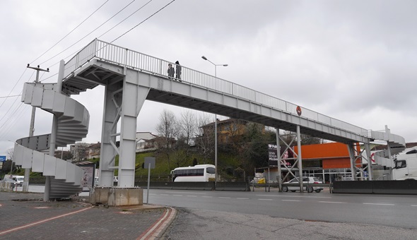 Başiskele’nin yeni üst geçidine kauçuk kaplama