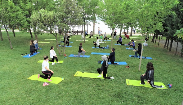 Başiskele Sahili’nde açık havada spor keyfi