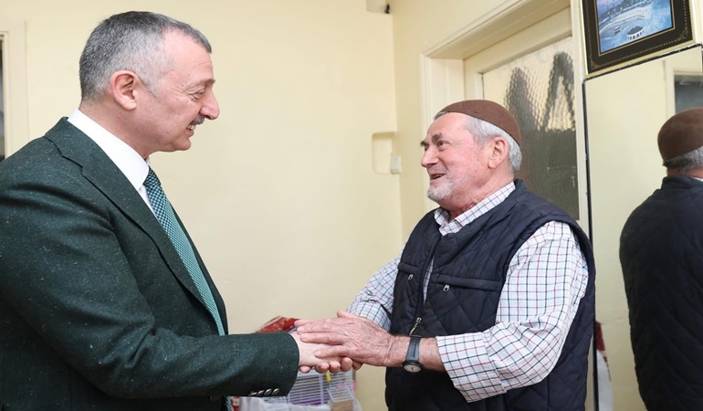 Başkan 90 yaşındaki Cavit dedeyi sevindirdi