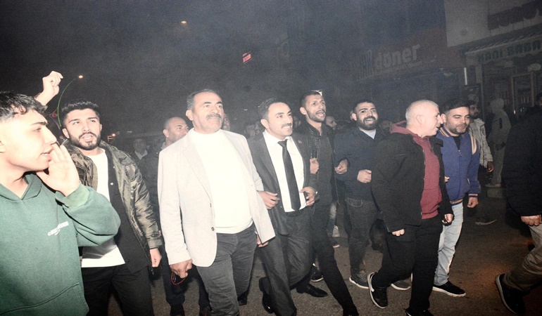 Başkan adayı olan muhtar Mehmet Özay’dan gövde gösterisi