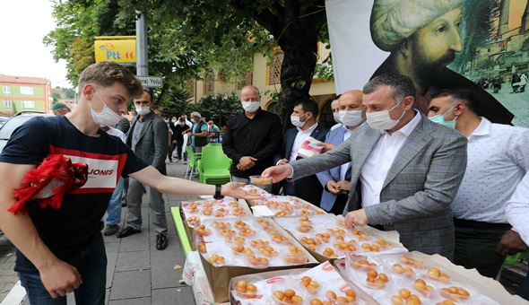 Başkan, Ayasofya Cami'nin hayrına lokma dağıttı