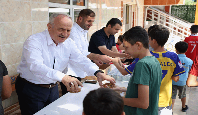 Başkan Aygün’den öğrencilere aşure ikramı