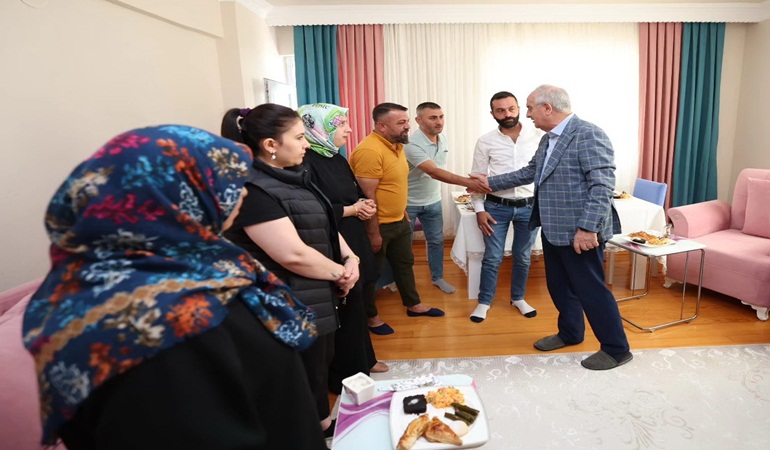 Başkan Aygün hane hane geziyor