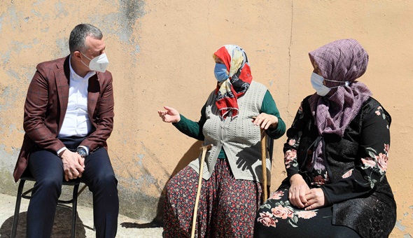 Başkan Ayşe teyzeyi sevindirdi