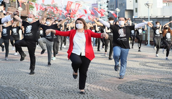 Başkan bin kişilik dev ekiple zeybek oynadı