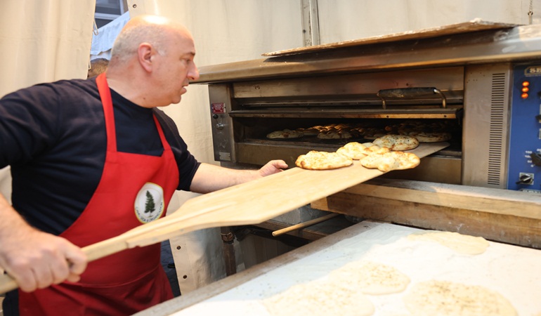 Başkan Bıyık depremzedeler için pide pişirdi