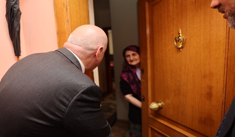 Başkan Bıyık kapı kapı geziyor