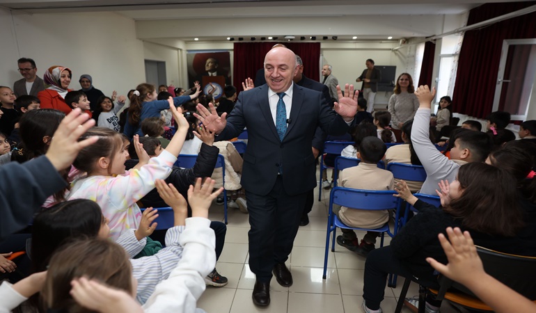 Başkan Bıyık o okulda da derse girdi