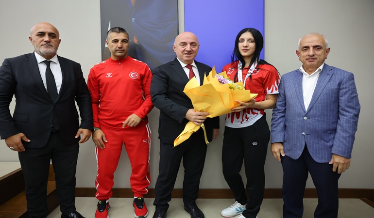 Başkan Bıyık’tan Darıca’nın dünya şampiyonuna çiçek!