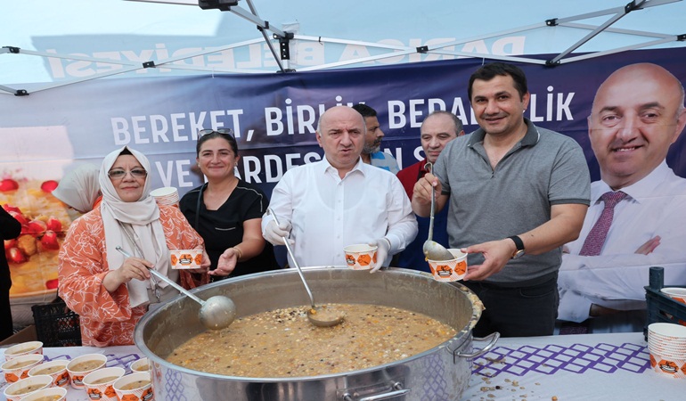 Başkan Bıyık, vatandaşlara aşure dağıttı