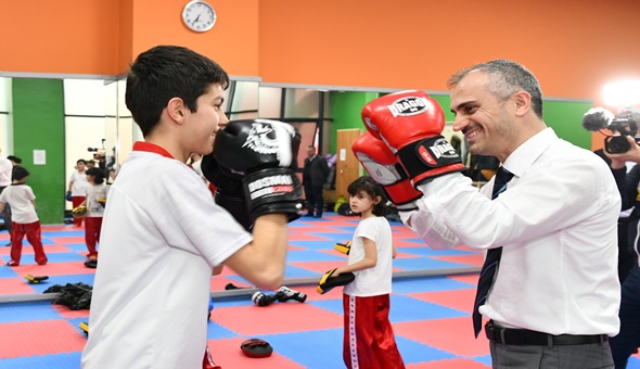 Başkan boks eldivenleri giydi