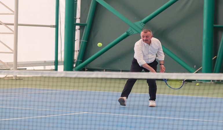 Başkan bu kez tenis kortundan mesaj verdi