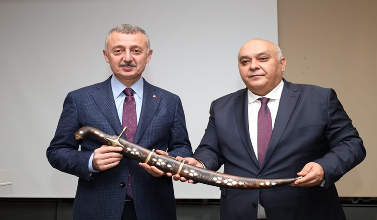 Başkan Büyükakın’a kılıç hediye edildi