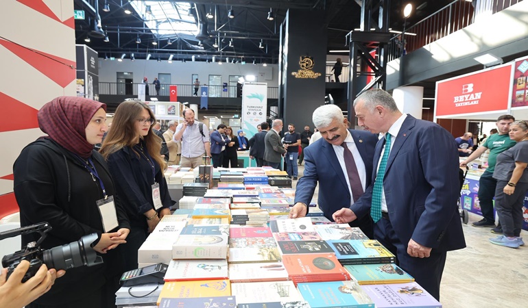 Başkan Büyükakın AKP’li vekillerle Kocaeli Kitap Fuarı’nı gezdi
