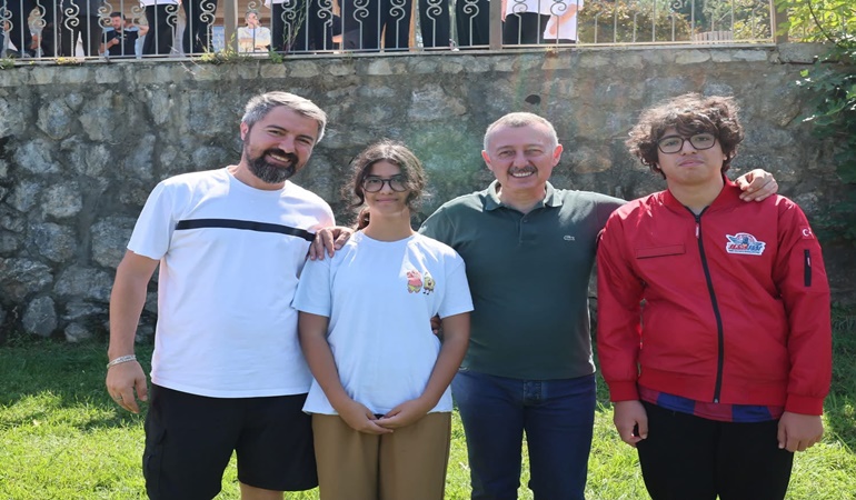 Başkan Büyükakın başarılı öğrenci ve sporcuları kutladı