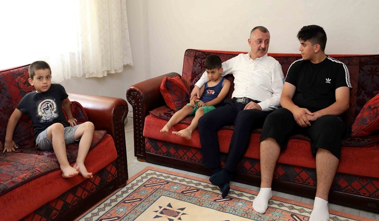 Başkan Büyükakın, çocukları sevindirdi büyüklerin duasını aldı