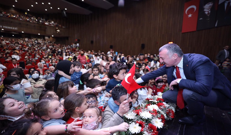 Başkan Büyükakın çocukların 23 Nisan sevincine eşlik etti