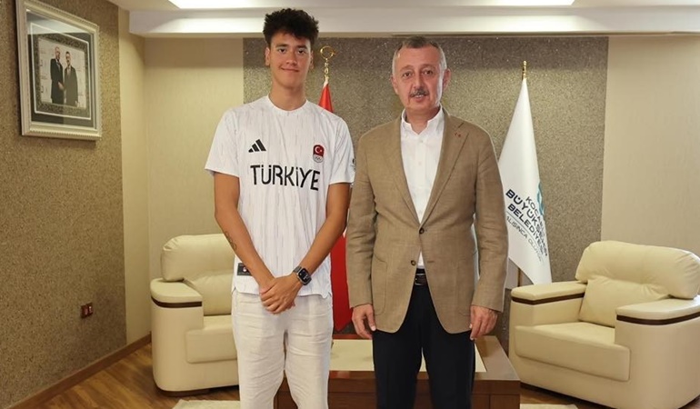 Başkan Büyükakın’dan Dünya Şampiyonu olan İzmitli sporcuya tebrik
