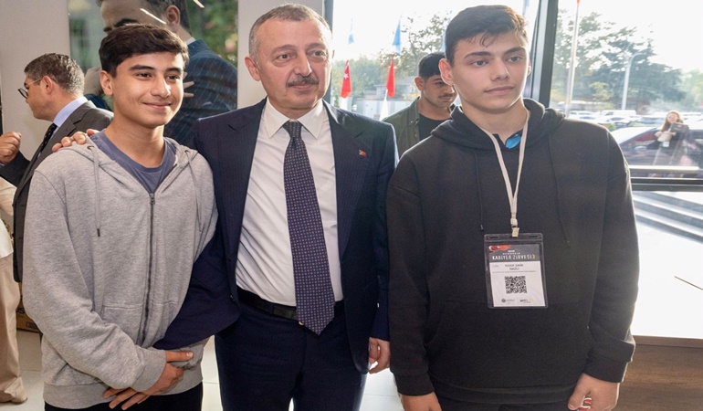 Başkan Büyükakın’dan gençlere: Hata yapmaktan korkmayın