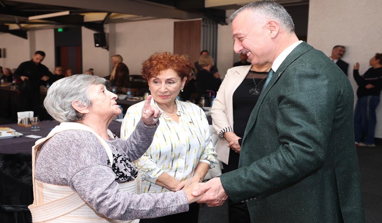 Başkan Büyükakın’dan yaşlılara: Sizler başımızın tacısınız