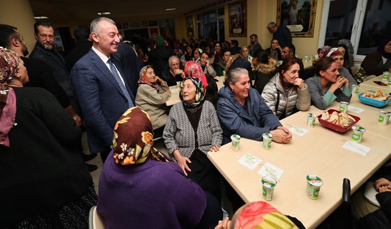 Başkan Büyükakın Derince’de canlarla iftar yaptı