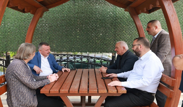Başkan Büyükakın, Derince İmaret Camii’nde vatandaşlarla sohbet etti