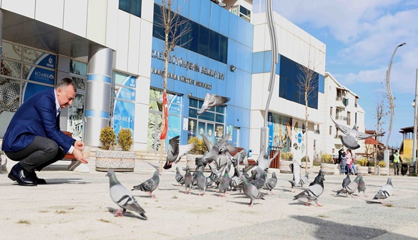 Başkan Büyükakın, güvercinleri besledi, çocukları sevindirdi