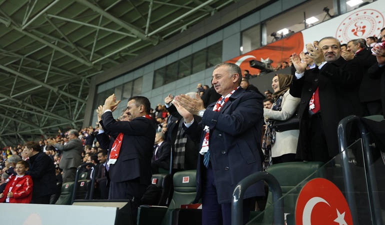 Başkan Büyükakın milli maçta büyük sevinç yaşadı
