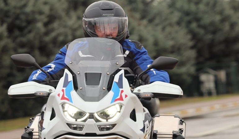 Başkan Büyükakın o buluşmaya motosikletle geldi!