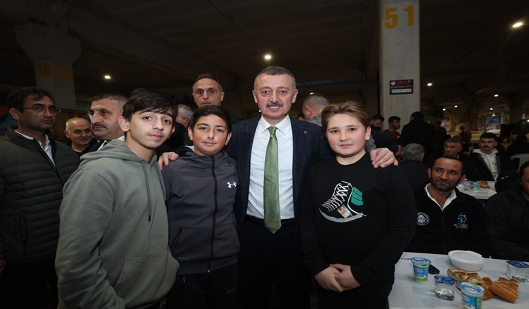 Başkan Büyükakın pazarcı esnafıyla iftarda buluştu