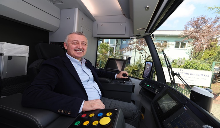 Başkan Büyükakın sürücü koltuğuna oturdu, stadyum tramvay hattı açıldı