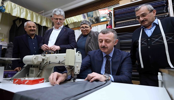 Başkan Büyükakın,Terzilikte ustalığını gösterdi