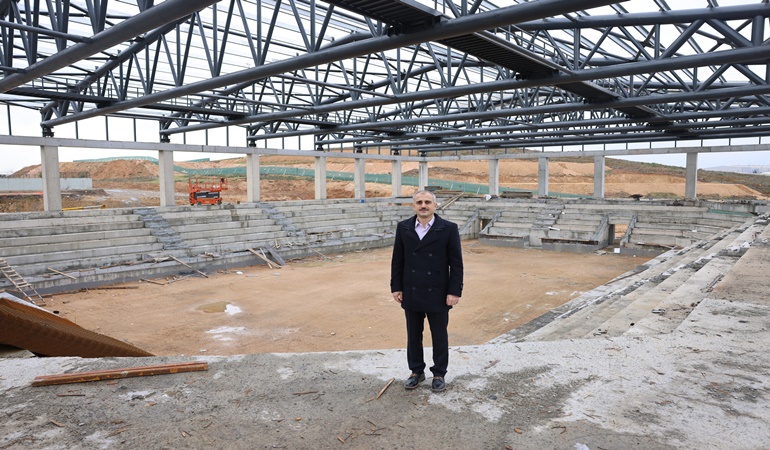 Başkan Çiftçi, spor salonu ve gençlik merkezini inceledi