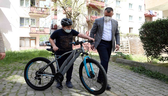 Başkan, çocukları mutlu etmeyi sürdürüyor