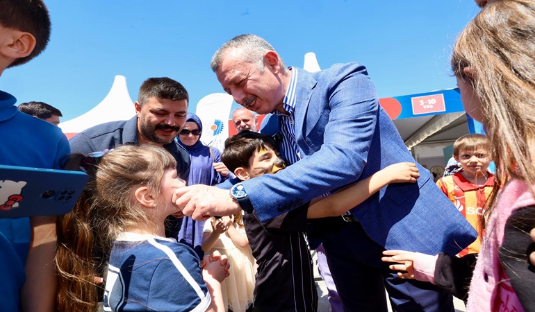 Başkan çocukların yanaklarından makas aldı!