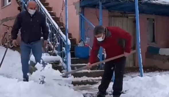 Başkan eline küreği aldı, vatandaşın kapısını temizledi