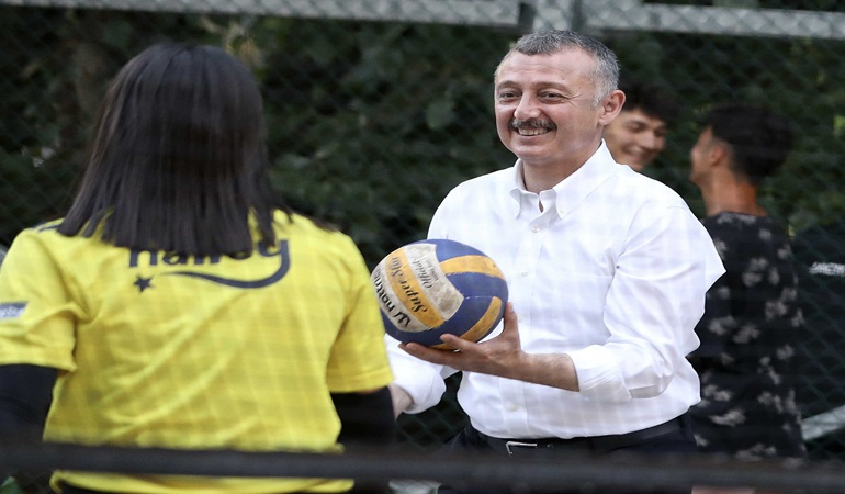 Başkan gençlerle basketbol ve voleybol oynadı