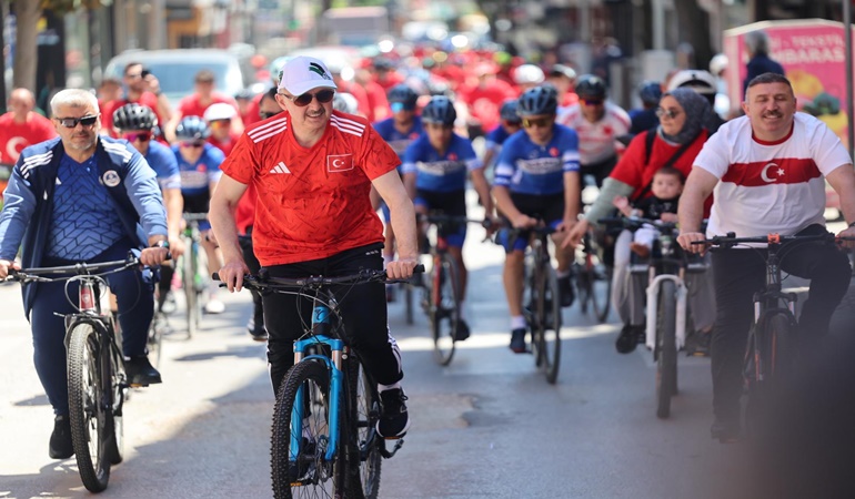 Başkan gençlerle pedal çevirdi