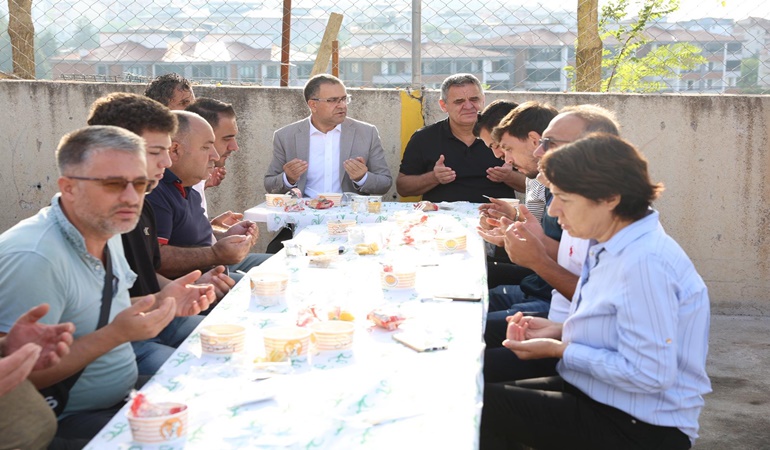 Başkan Gökçe park ve bahçeler personeliyle kahvaltıda buluştu