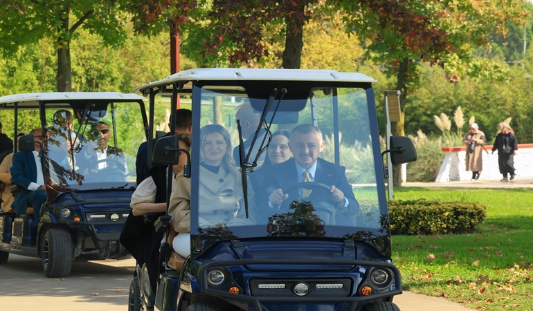 Başkan golf arabasının direksiyonuna geçti konuklarını gezdirdi