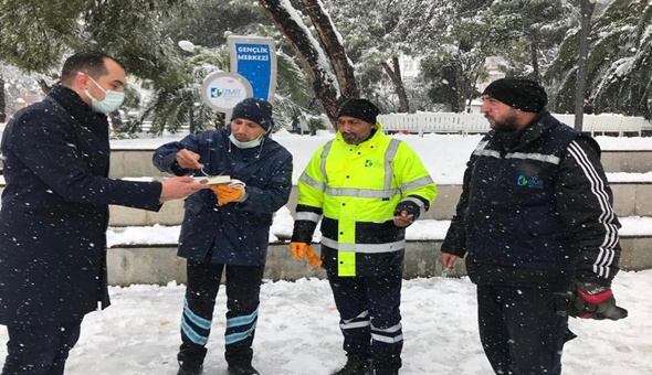 Başkan Güney’den kar timlerine tatlı ikramı