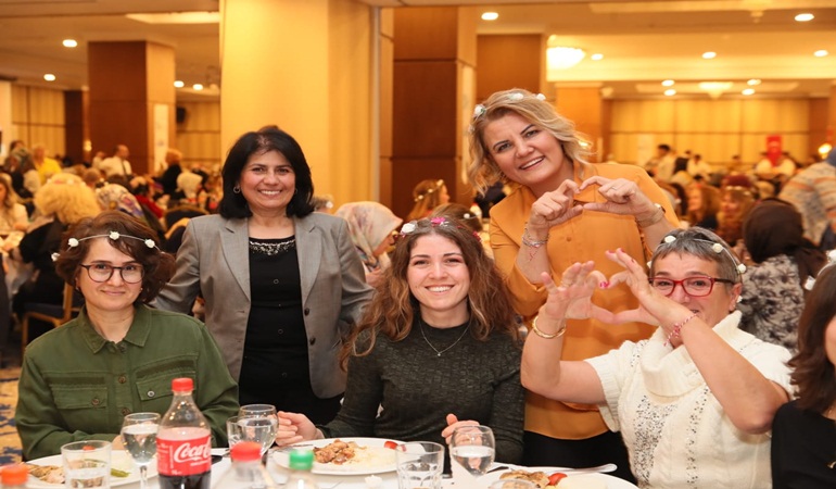 Başkan Hürriyet, Anneler Günü öncesi İZMEK’li kadınlarla buluştu